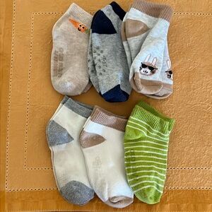 Old Navy boy ankle socks 4-5T